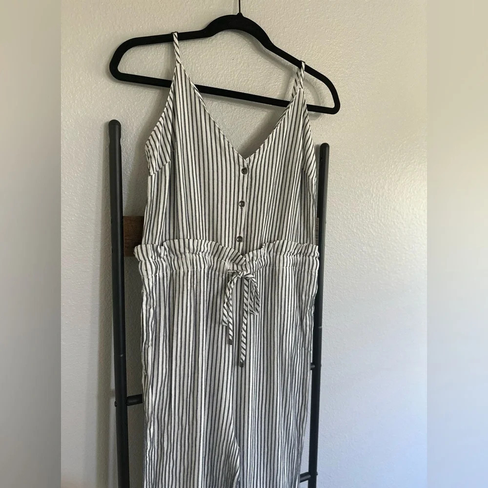Splendid Crosshatch Linen Natural/Navy Stripes with Tie Waist Jumpsuit. Large. - Picture 9 of 14